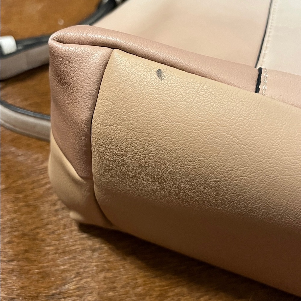 Vera Wang Elegant Cream and Black Tote - Picture 10 of 10